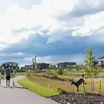 The Happy Place - Luxurious, Cozy And Modern Home With Air-Condition, Netflix, Free Parking Close To Airport And West Edmonton Mall