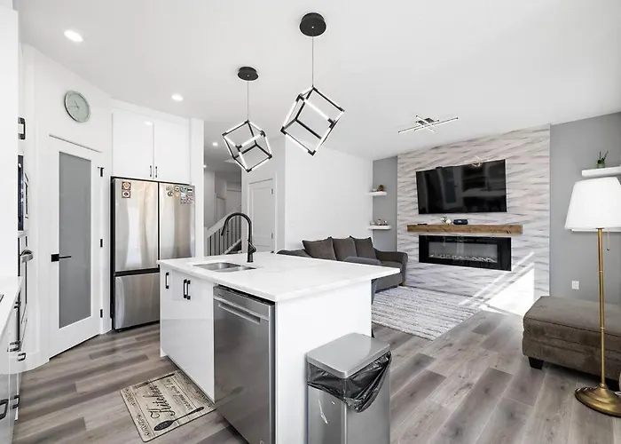 The Happy Place - Luxurious, Cozy And Modern Home With Air-Condition, Netflix, Free Parking Close To Airport And West Edmonton Mall