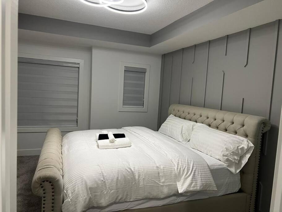 Holiday home The Happy Place - Luxurious, Cozy And Modern With Air-condition, Netflix, Free Parking Close To Airport And West Mall Edmonton