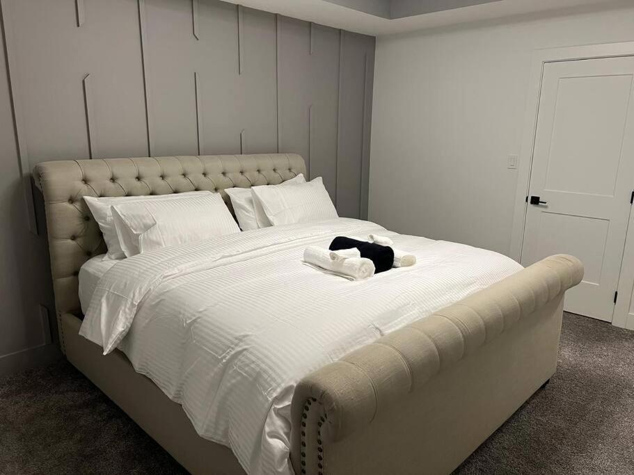 The Happy Place - Luxurious, Cozy And Modern With Air-condition, Netflix, Free Parking Close To Airport And West Mall Edmonton