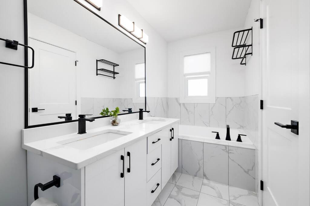 Holiday home The Happy Place - Luxurious, Cozy And Modern With Air-condition, Netflix, Free Parking Close To Airport And West Mall