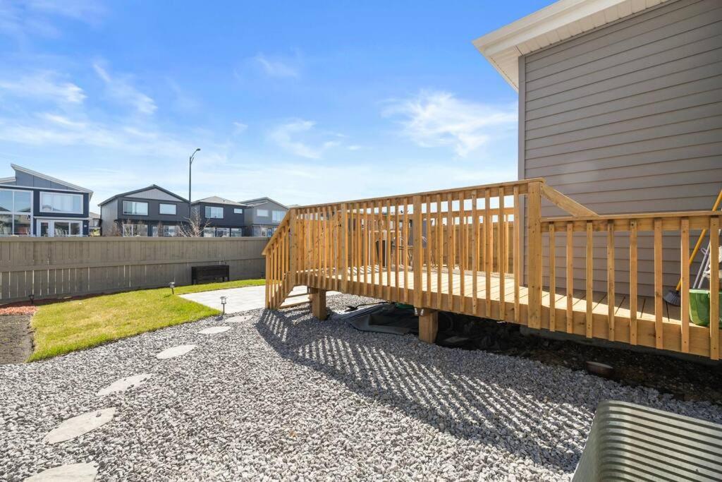 The Happy Place - Luxurious, Cozy And Modern With Air-condition, Netflix, Free Parking Close To Airport And West Mall *