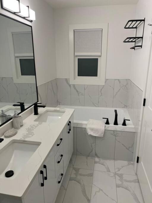 The Happy Place - Luxurious, Cozy And Modern With Air-condition, Netflix, Free Parking Close To Airport And West Mall Edmonton