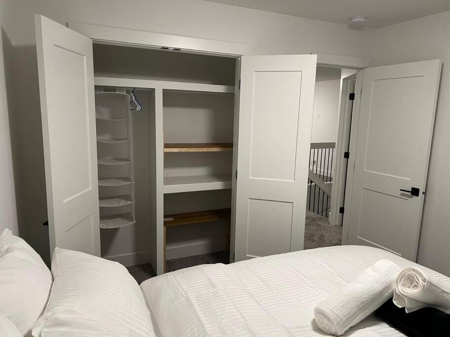 The Happy Place - Luxurious, Cozy And Modern With Air-condition, Netflix, Free Parking Close To Airport And West Mall * Edmonton