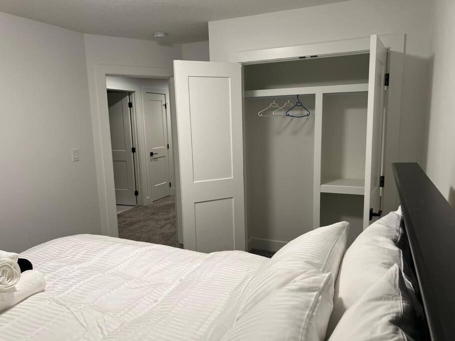 The Happy Place - Luxurious, Cozy And Modern With Air-condition, Netflix, Free Parking Close To Airport And West Mall Edmonton
