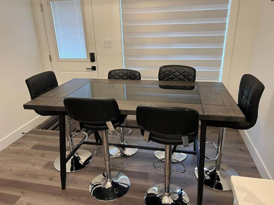 The Happy Place - Luxurious, Cozy And Modern With Air-condition, Netflix, Free Parking Close To Airport And West Mall