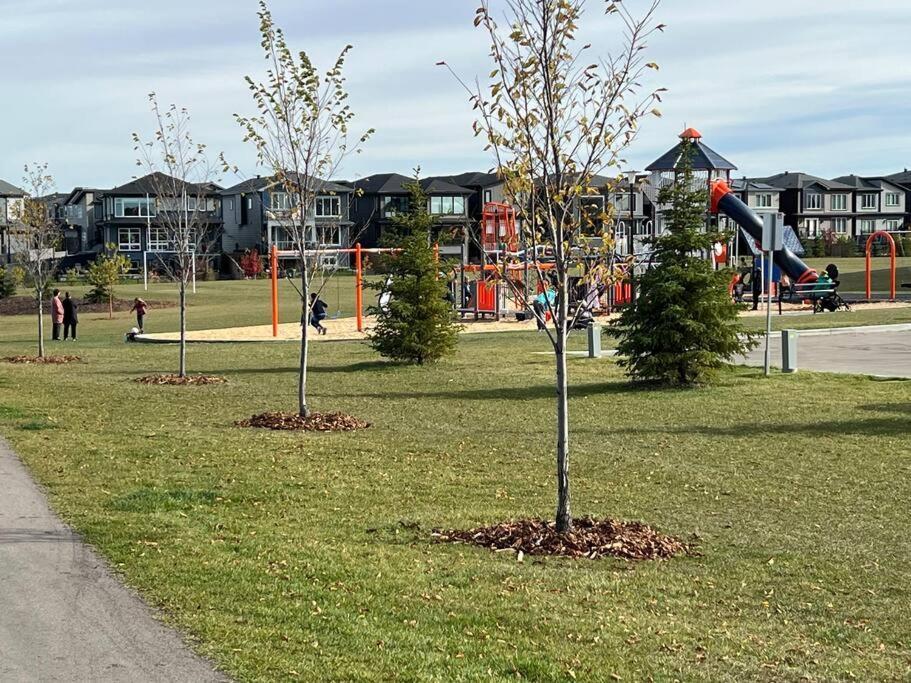 The Happy Place - Luxurious, Cozy And Modern With Air-condition, Netflix, Free Parking Close To Airport And West Mall Holiday home *