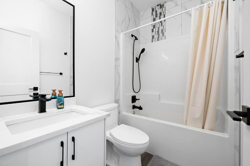 Holiday home The Happy Place - Luxurious, Cozy And Modern With Air-condition, Netflix, Free Parking Close To Airport And West Mall *