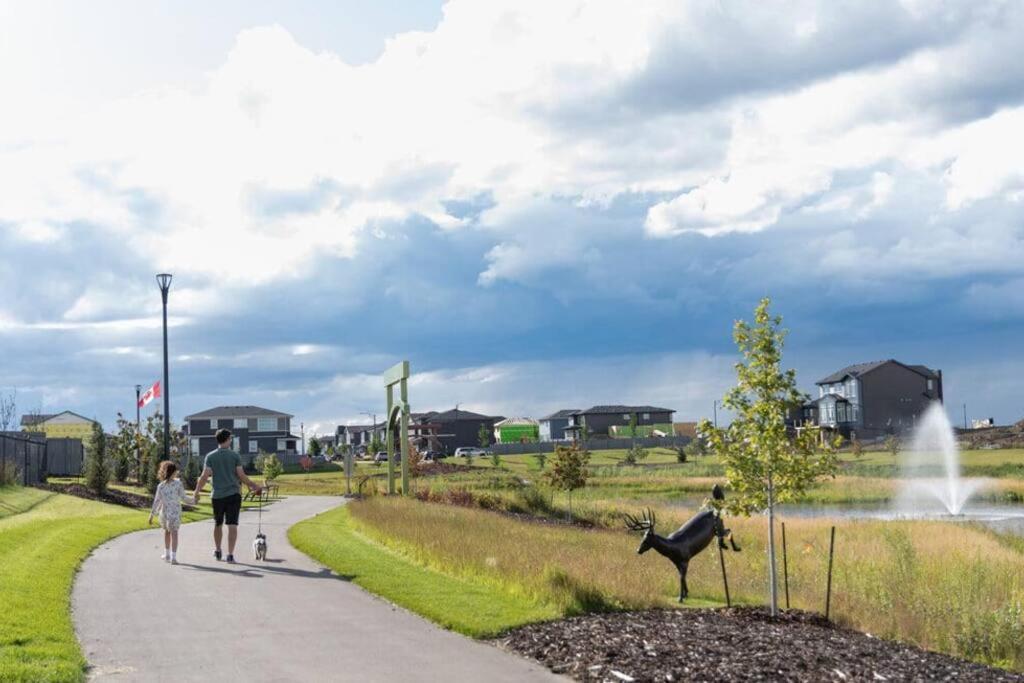 The Happy Place - Luxurious, Cozy And Modern With Air-condition, Netflix, Free Parking Close To Airport And West Mall Holiday home Edmonton