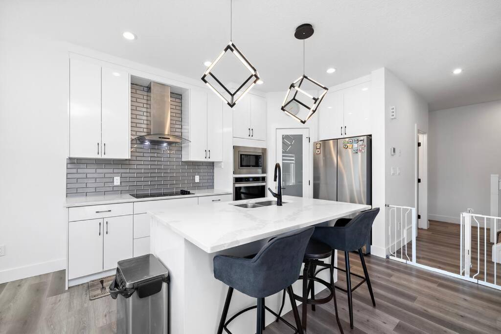 The Happy Place - Luxurious, Cozy And Modern With Air-condition, Netflix, Free Parking Close To Airport And West Mall * Edmonton