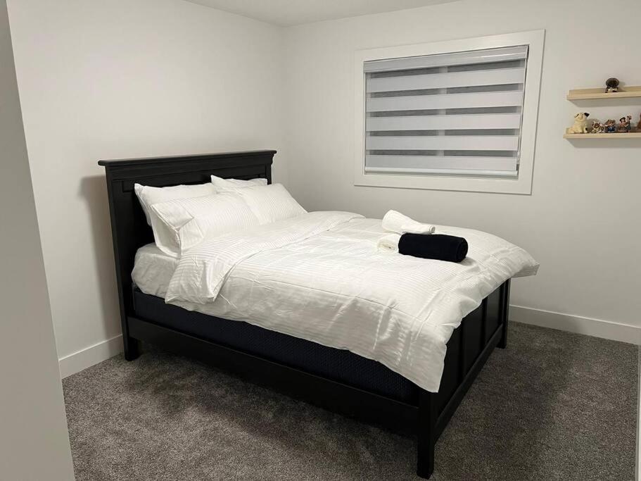 The Happy Place - Luxurious, Cozy And Modern With Air-condition, Netflix, Free Parking Close To Airport And West Mall Edmonton