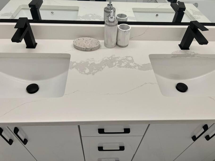 Holiday home The Happy Place - Luxurious, Cozy And Modern With Air-condition, Netflix, Free Parking Close To Airport And West Mall *