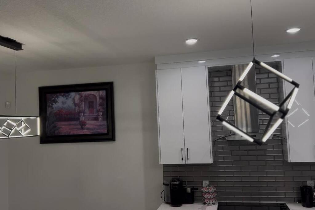 The Happy Place - Luxurious, Cozy And Modern With Air-condition, Netflix, Free Parking Close To Airport And West Mall Holiday home