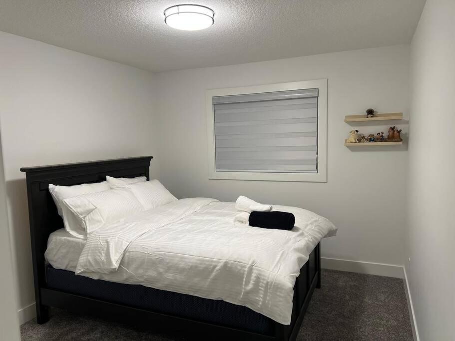 The Happy Place - Luxurious, Cozy And Modern With Air-condition, Netflix, Free Parking Close To Airport And West Mall Holiday home