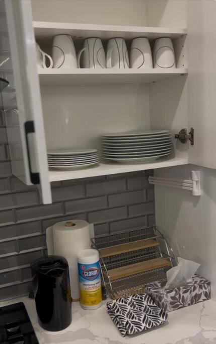 Holiday home The Happy Place - Luxurious, Cozy And Modern With Air-condition, Netflix, Free Parking Close To Airport And West Mall *