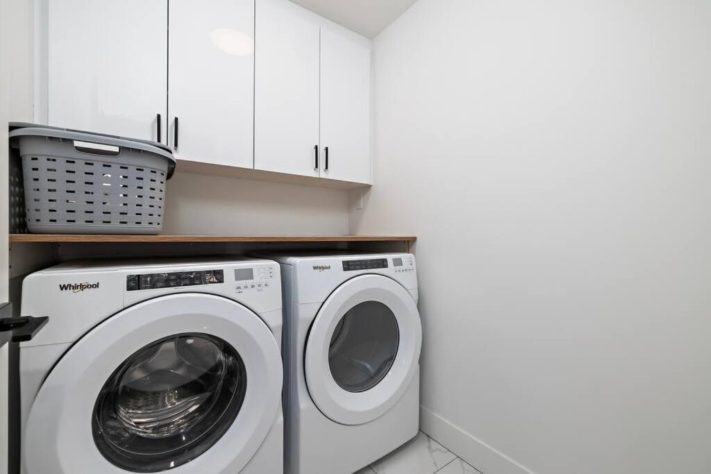 The Happy Place - Luxurious, Cozy And Modern With Air-condition, Netflix, Free Parking Close To Airport And West Mall *