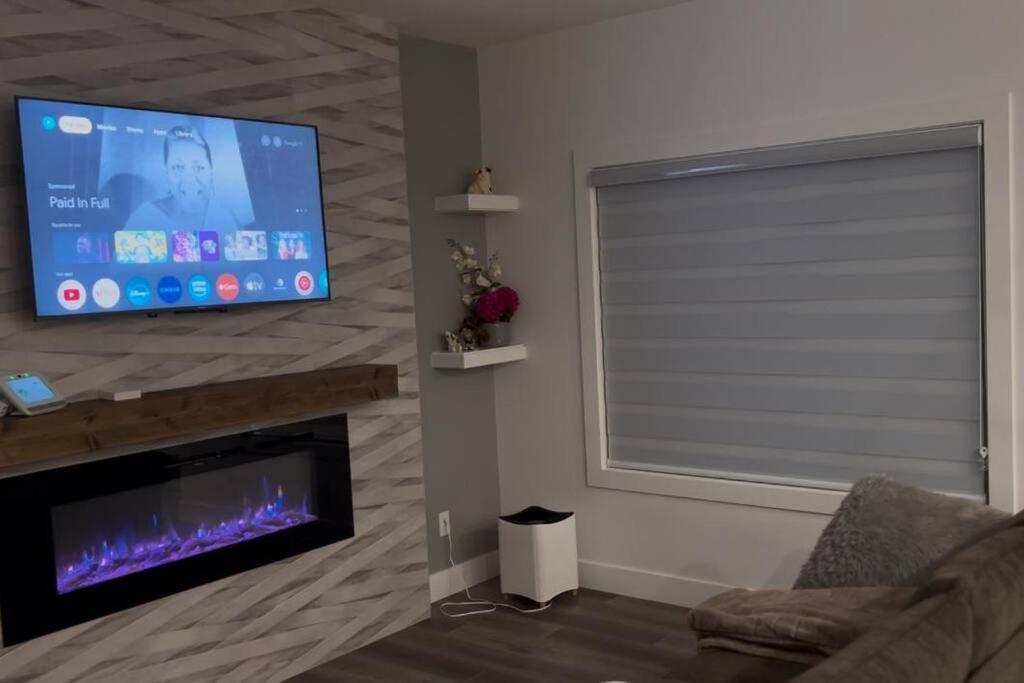 The Happy Place - Luxurious, Cozy And Modern With Air-condition, Netflix, Free Parking Close To Airport And West Mall Edmonton
