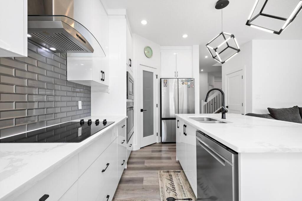 Holiday home The Happy Place - Luxurious, Cozy And Modern With Air-condition, Netflix, Free Parking Close To Airport And West Mall