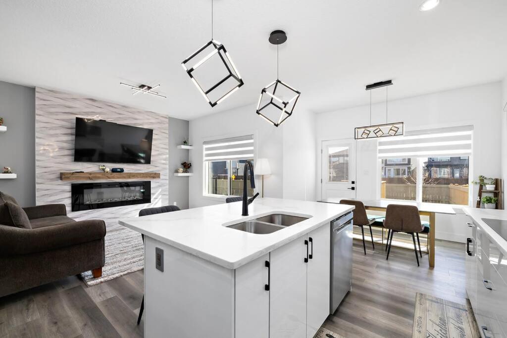 The Happy Place - Luxurious, Cozy And Modern With Air-condition, Netflix, Free Parking Close To Airport And West Mall Holiday home