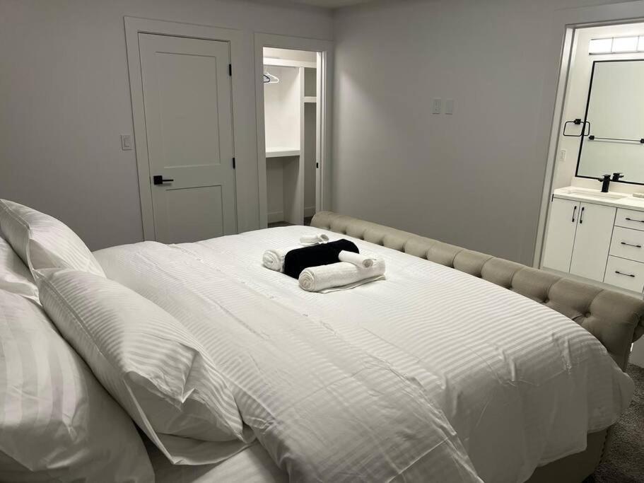 Holiday home The Happy Place - Luxurious, Cozy And Modern With Air-condition, Netflix, Free Parking Close To Airport And West Mall *