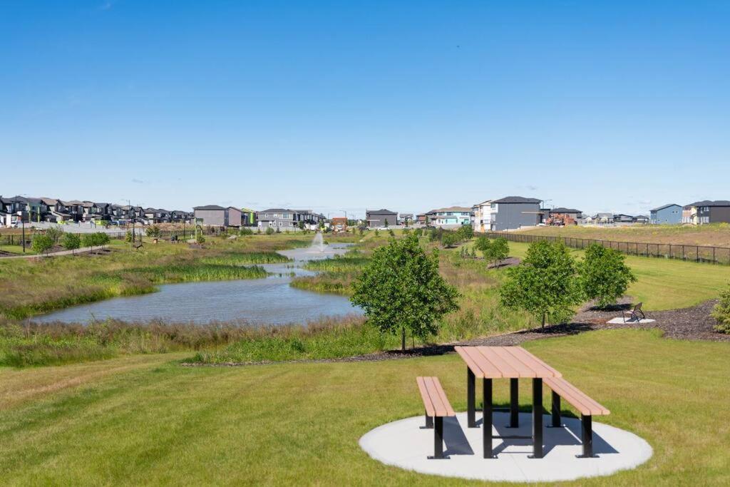 The Happy Place - Luxurious, Cozy And Modern With Air-condition, Netflix, Free Parking Close To Airport And West Mall *