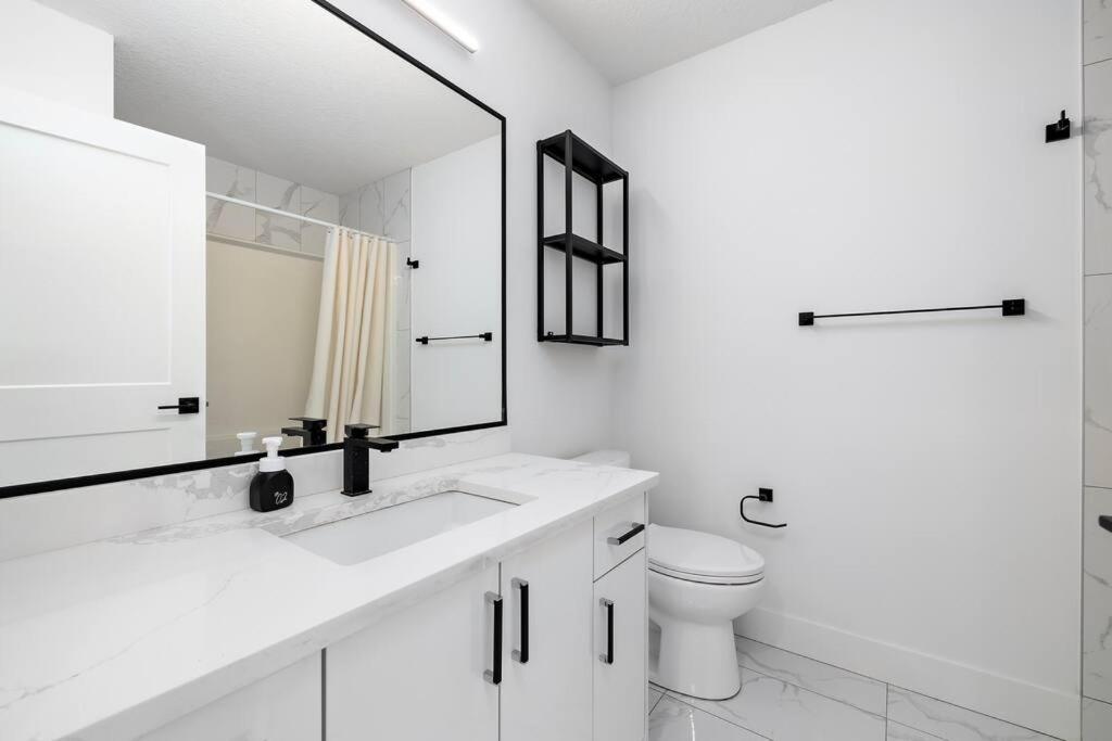 The Happy Place - Luxurious, Cozy And Modern With Air-condition, Netflix, Free Parking Close To Airport And West Mall Holiday home *