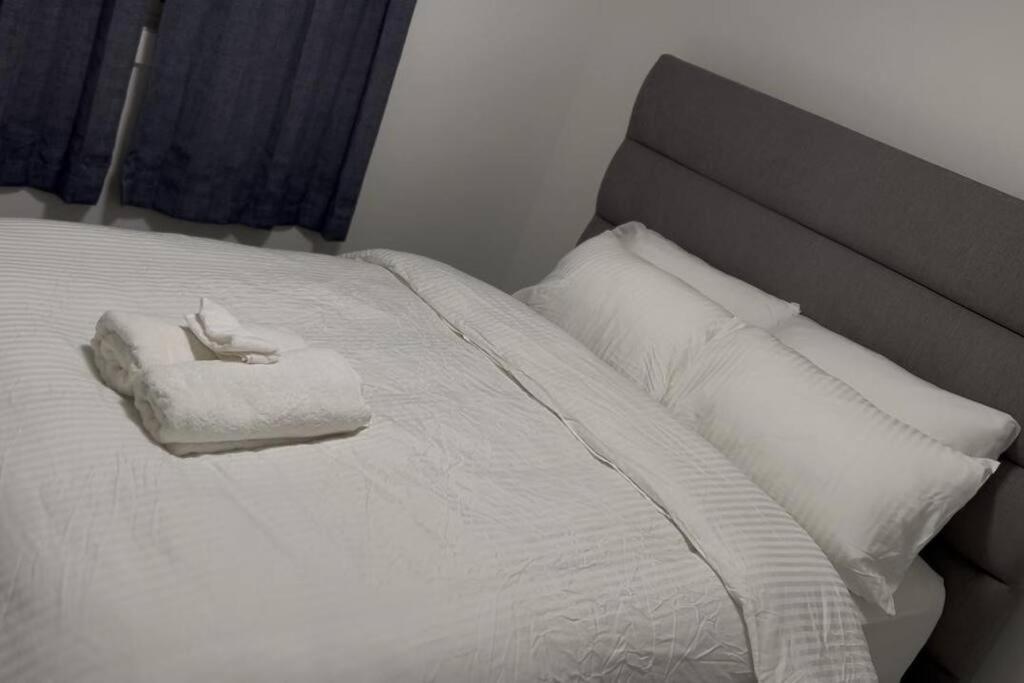 Holiday home The Happy Place - Luxurious, Cozy And Modern With Air-condition, Netflix, Free Parking Close To Airport And West Mall *