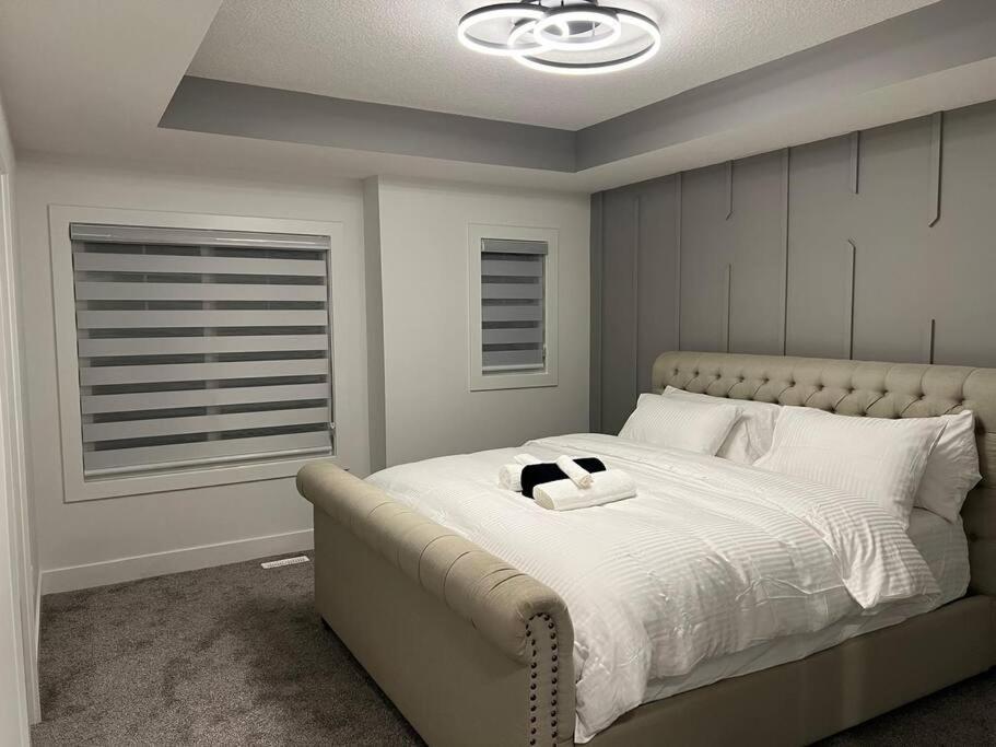 The Happy Place - Luxurious, Cozy And Modern With Air-condition, Netflix, Free Parking Close To Airport And West Mall *