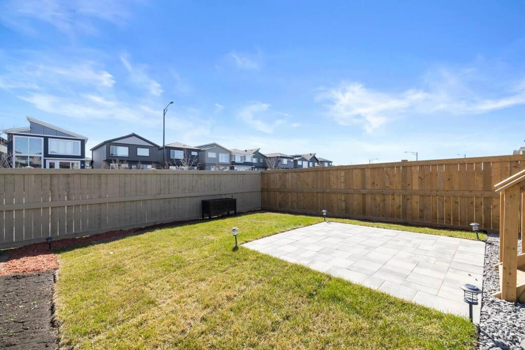 The Happy Place - Luxurious, Cozy And Modern With Air-condition, Netflix, Free Parking Close To Airport And West Mall Edmonton