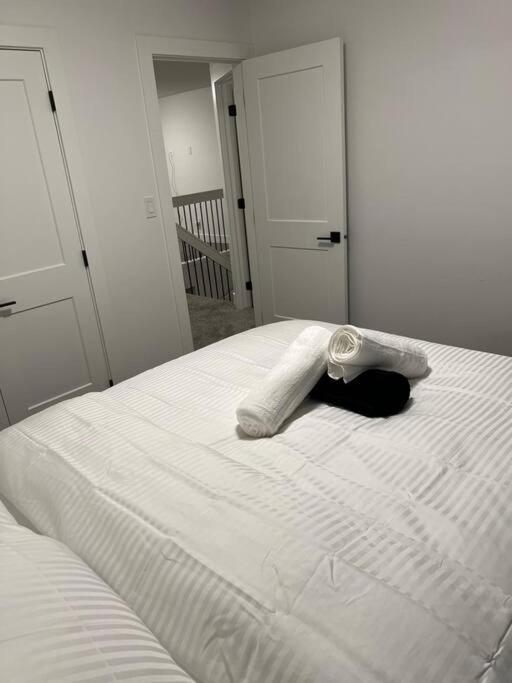 Holiday home The Happy Place - Luxurious, Cozy And Modern With Air-condition, Netflix, Free Parking Close To Airport And West Mall *