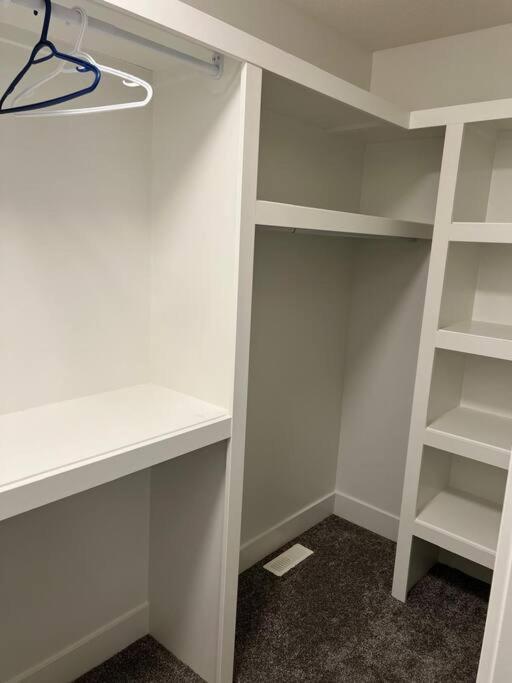 The Happy Place - Luxurious, Cozy And Modern With Air-condition, Netflix, Free Parking Close To Airport And West Mall Holiday home *