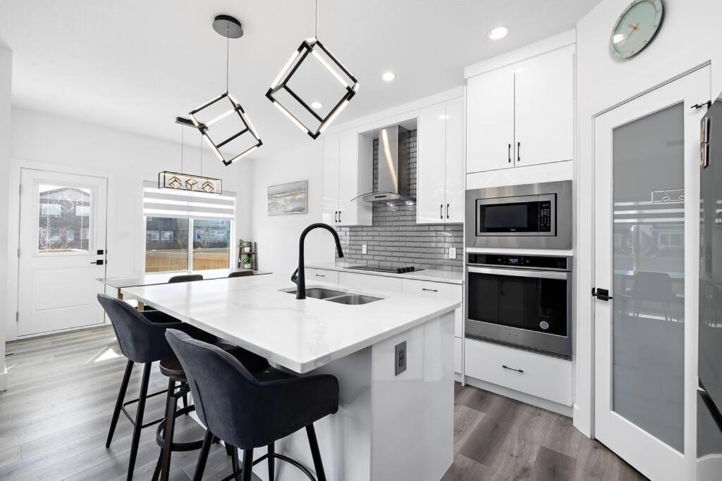 The Happy Place - Luxurious, Cozy And Modern With Air-condition, Netflix, Free Parking Close To Airport And West Mall Edmonton