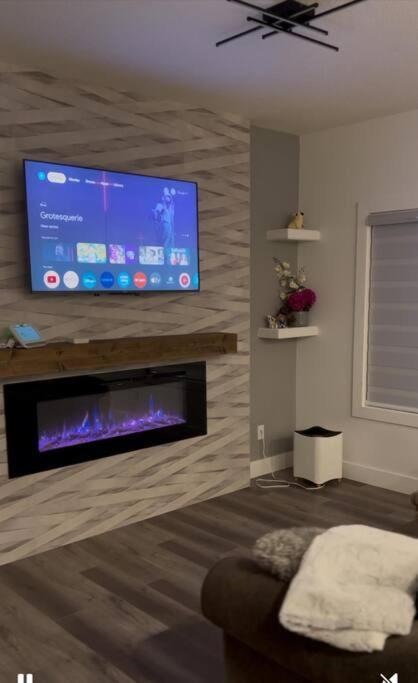 The Happy Place - Luxurious, Cozy And Modern With Air-condition, Netflix, Free Parking Close To Airport And West Mall *
