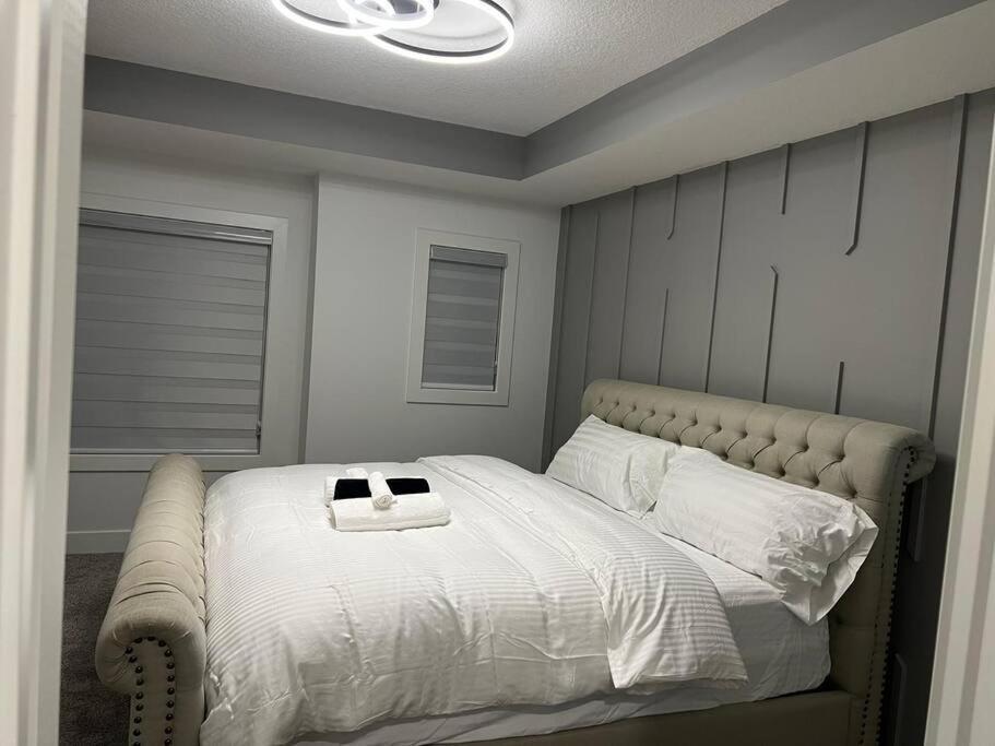 The Happy Place - Luxurious, Cozy And Modern With Air-condition, Netflix, Free Parking Close To Airport And West Mall Edmonton