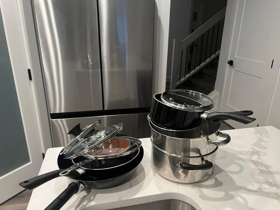 The Happy Place - Luxurious, Cozy And Modern With Air-condition, Netflix, Free Parking Close To Airport And West Mall Holiday home