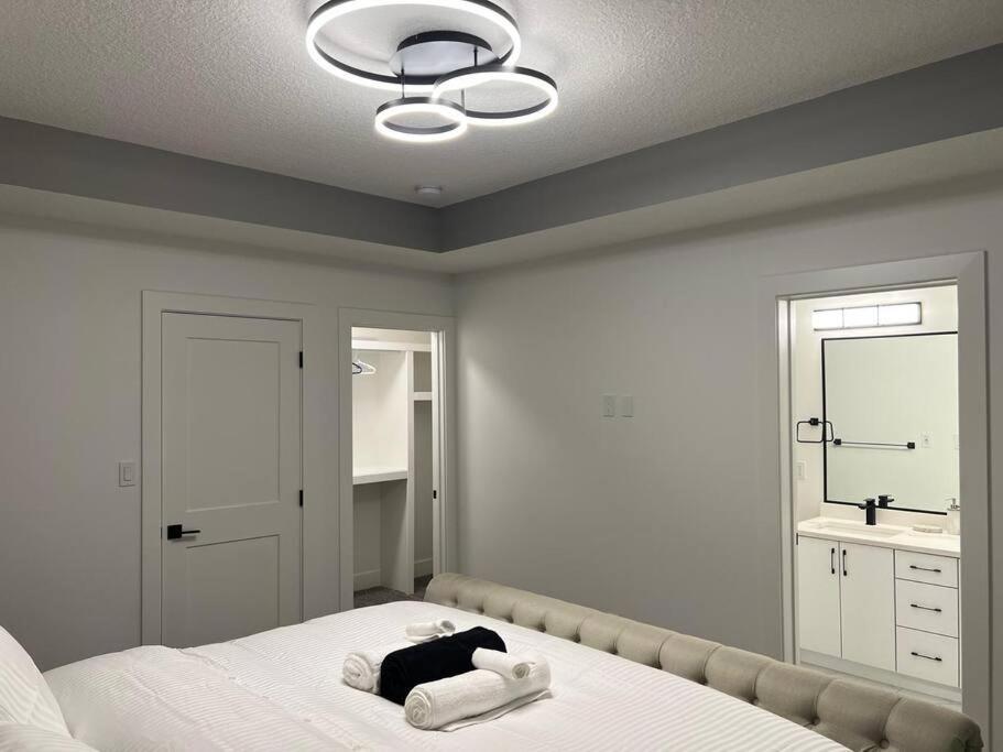 Holiday home The Happy Place - Luxurious, Cozy And Modern With Air-condition, Netflix, Free Parking Close To Airport And West Mall *