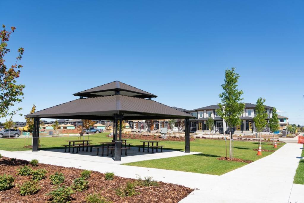 The Happy Place - Luxurious, Cozy And Modern With Air-condition, Netflix, Free Parking Close To Airport And West Mall