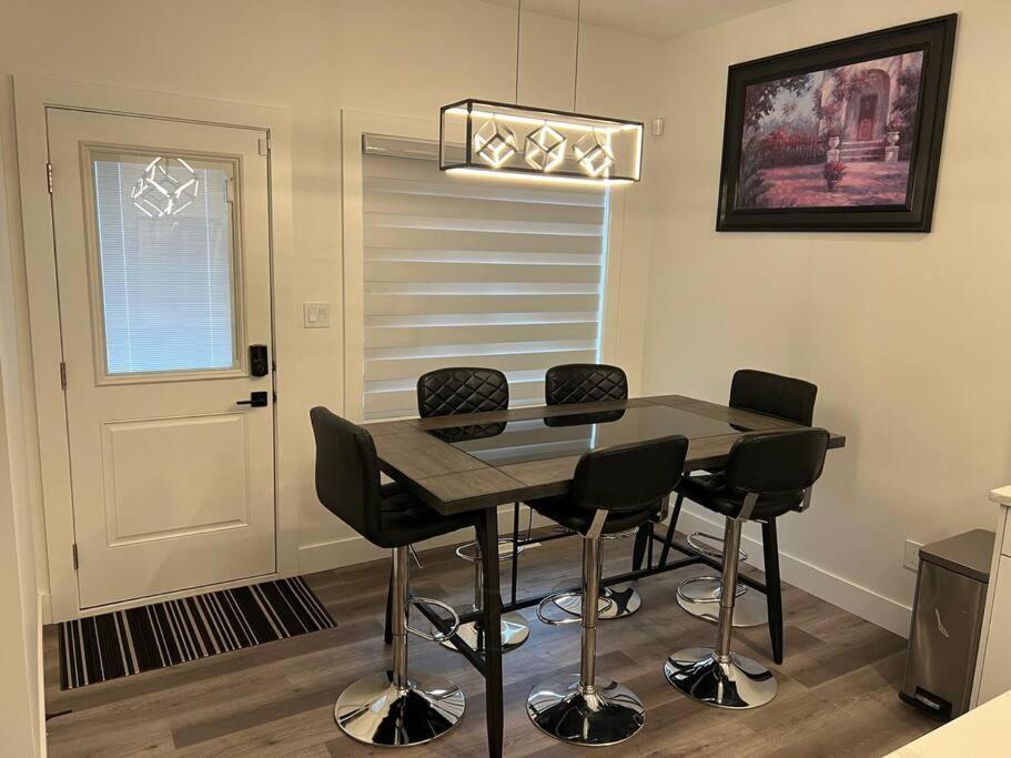 The Happy Place - Luxurious, Cozy And Modern With Air-condition, Netflix, Free Parking Close To Airport And West Mall Holiday home