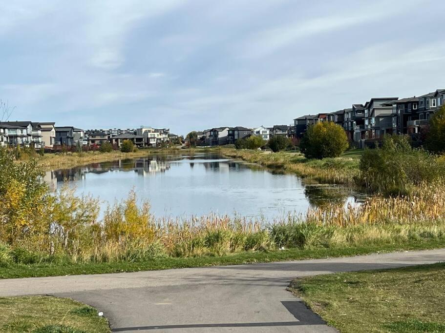 Holiday home The Happy Place - Luxurious, Cozy And Modern With Air-condition, Netflix, Free Parking Close To Airport And West Mall Edmonton