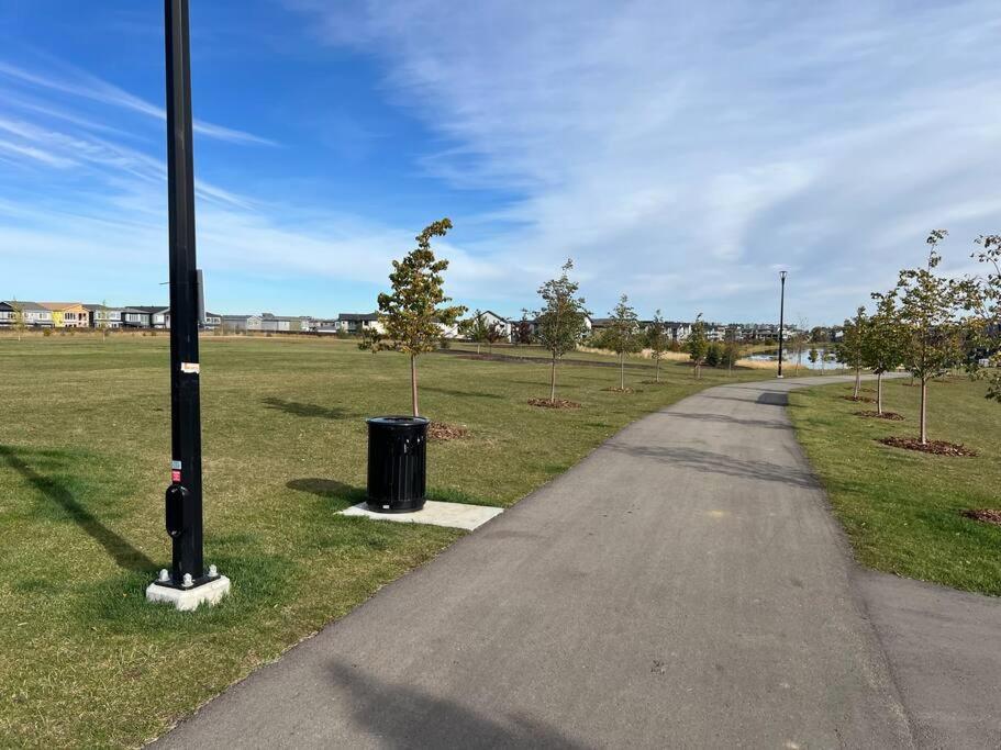 Holiday home The Happy Place - Luxurious, Cozy And Modern With Air-condition, Netflix, Free Parking Close To Airport And West Mall Edmonton