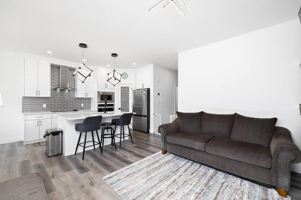 The Happy Place - Luxurious, Cozy And Modern With Air-condition, Netflix, Free Parking Close To Airport And West Mall * Edmonton