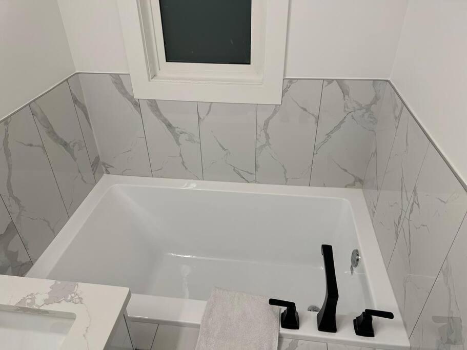 The Happy Place - Luxurious, Cozy And Modern With Air-condition, Netflix, Free Parking Close To Airport And West Mall * Edmonton