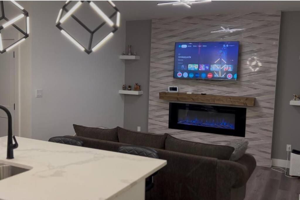 The Happy Place - Luxurious, Cozy And Modern With Air-condition, Netflix, Free Parking Close To Airport And West Mall
