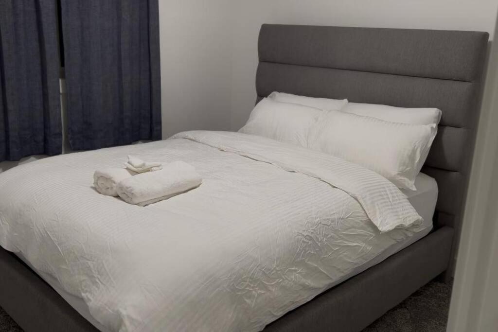 The Happy Place - Luxurious, Cozy And Modern With Air-condition, Netflix, Free Parking Close To Airport And West Mall * Edmonton