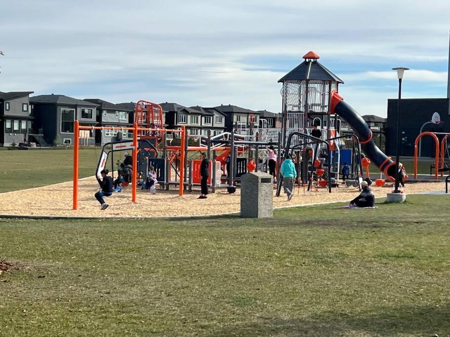 Holiday home The Happy Place - Luxurious, Cozy And Modern With Air-condition, Netflix, Free Parking Close To Airport And West Mall Edmonton