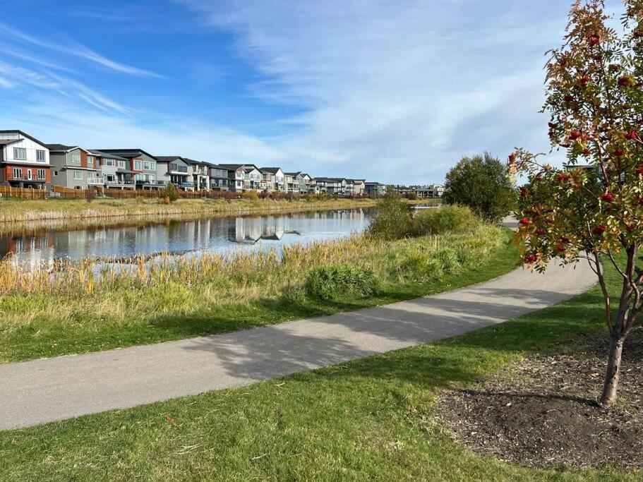 Holiday home The Happy Place - Luxurious, Cozy And Modern With Air-condition, Netflix, Free Parking Close To Airport And West Mall *