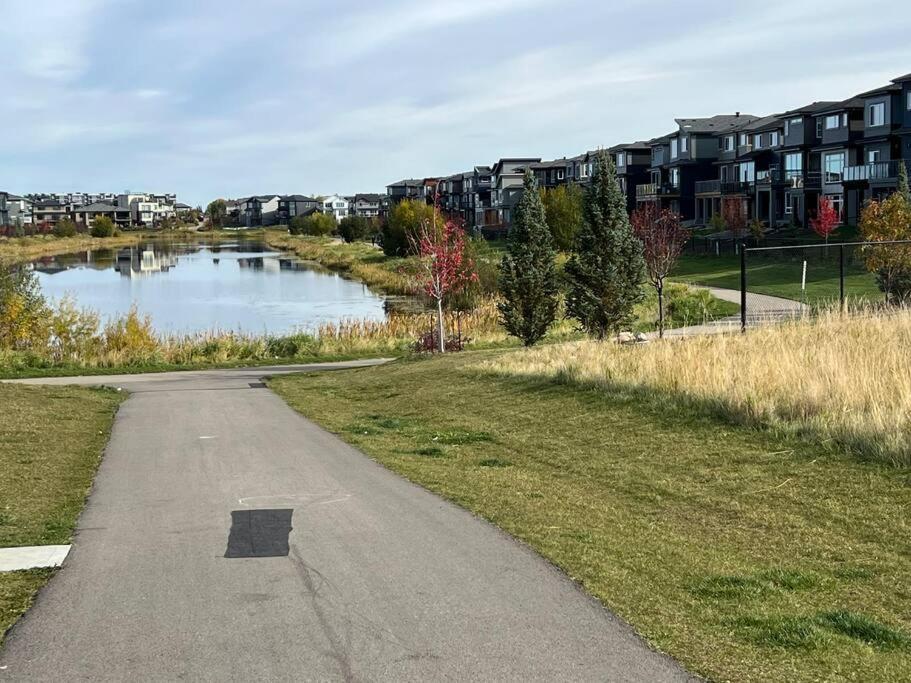 Holiday home The Happy Place - Luxurious, Cozy And Modern With Air-condition, Netflix, Free Parking Close To Airport And West Mall Edmonton