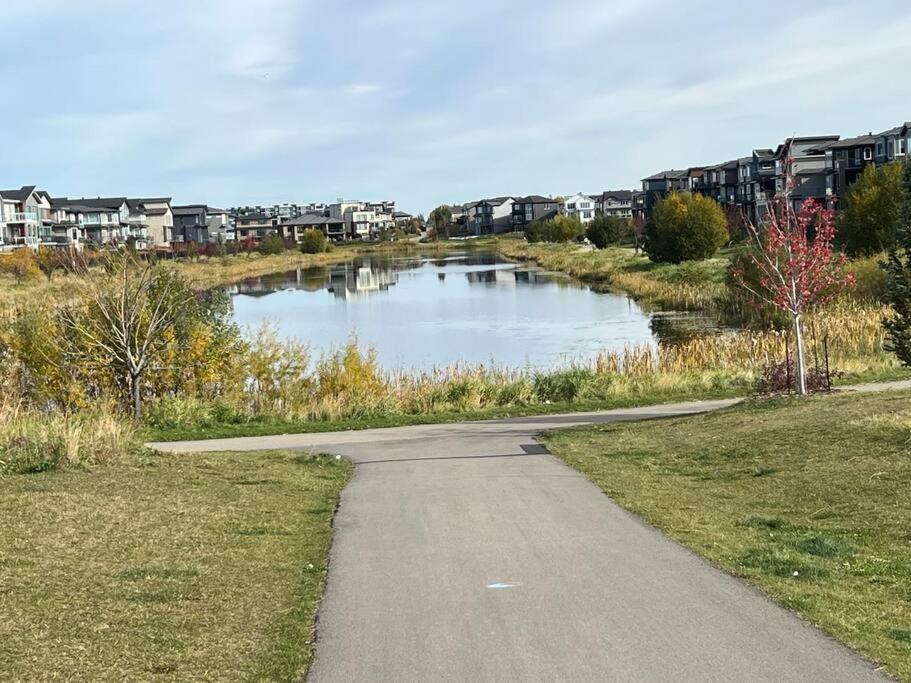 The Happy Place - Luxurious, Cozy And Modern With Air-condition, Netflix, Free Parking Close To Airport And West Mall Holiday home