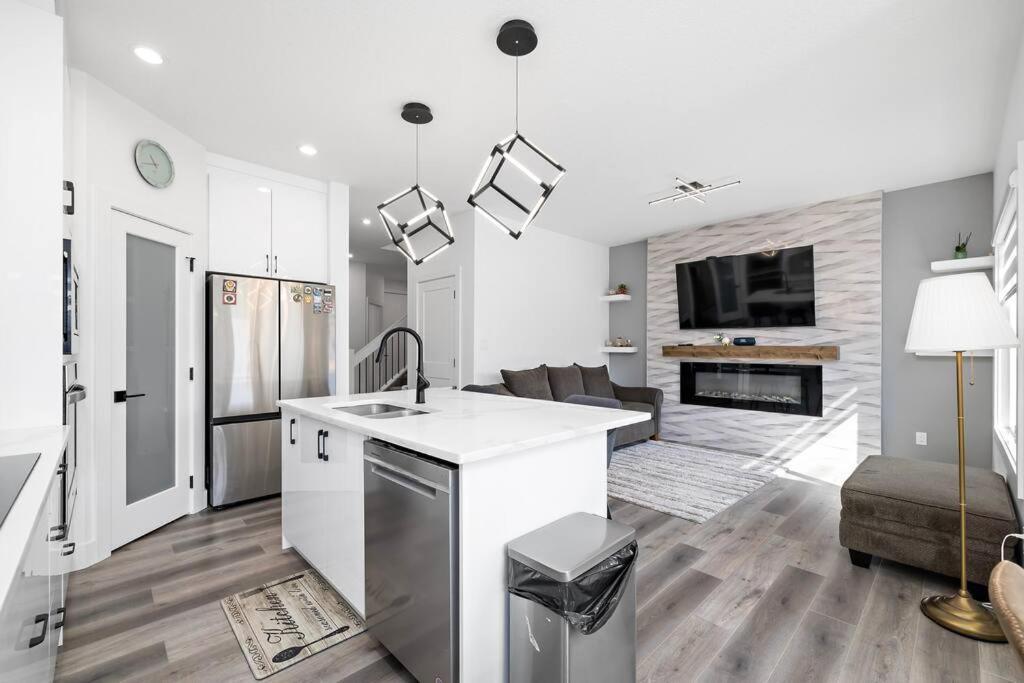 The Happy Place - Luxurious, Cozy And Modern With Air-condition, Netflix, Free Parking Close To Airport And West Mall Holiday home *